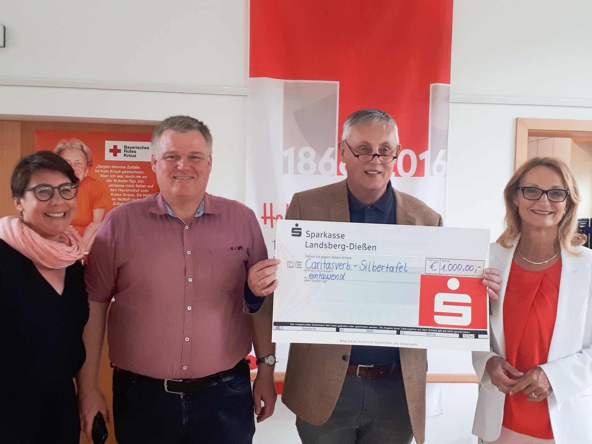 Eine Starthilfe der Stadt Landsberg in Höhe von 1.000 € brachte Oberbürgermeisterin Doris Baumgartl (rechts) zum Probeessen der Silbertafel mit. Über die Unterstützung für das Projekt eines günstigen Mittagstisches für ältere Menschen freuen sich (von links) Seniorenmanagerin Bettina Dörr, Caritas-Kreisgeschäftsführer Markus Dietl  und Diakon Harald Walter (Initiator).