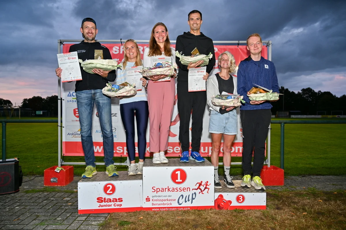 Siegerinnen und Sieger über die 10,3 km lange Strecke. (Foto: Christian Reinke)