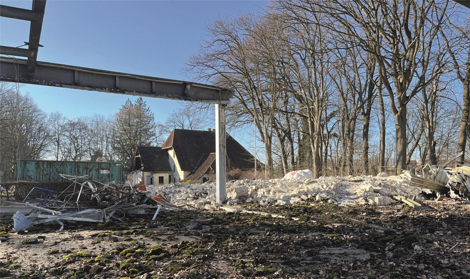 Ist bereits verschwunden: Von der alten Tankstelle an der Verdener Straße ist nur noch ein Schutthaufen übrig. Foto: Reinbold