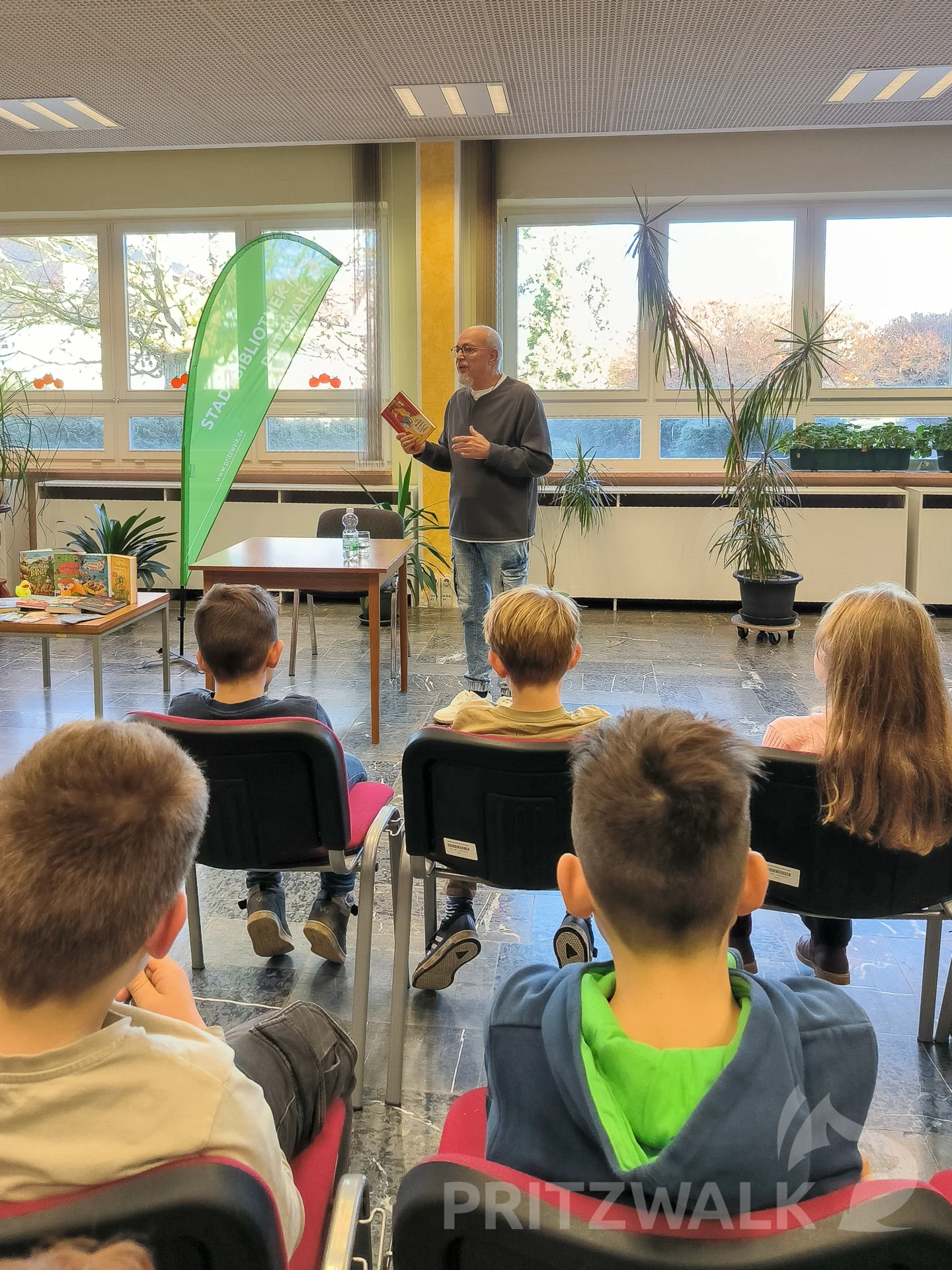 Aufmerksam hörten die Quandtschüler im Foyer der Bibliothek zu. Foto: Stadt Pritzwalk