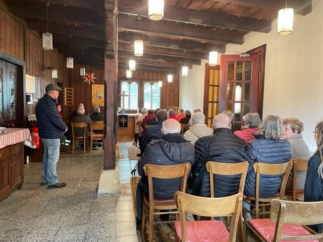 Die Senioren besuchen die Holzkirche
