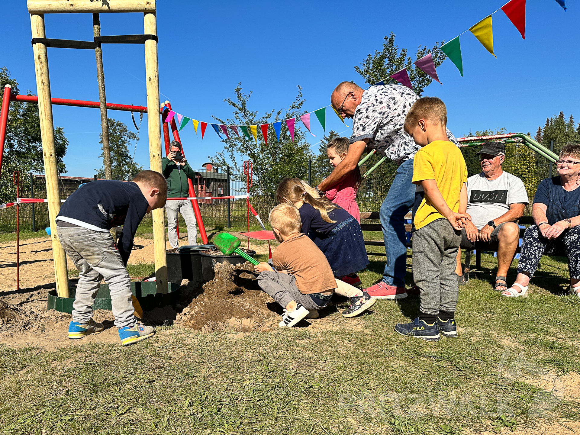 Im Garten vergruben die Kinder mit dem Bürgermeister eine Zeitkapsel. Foto: Katja Zeiger