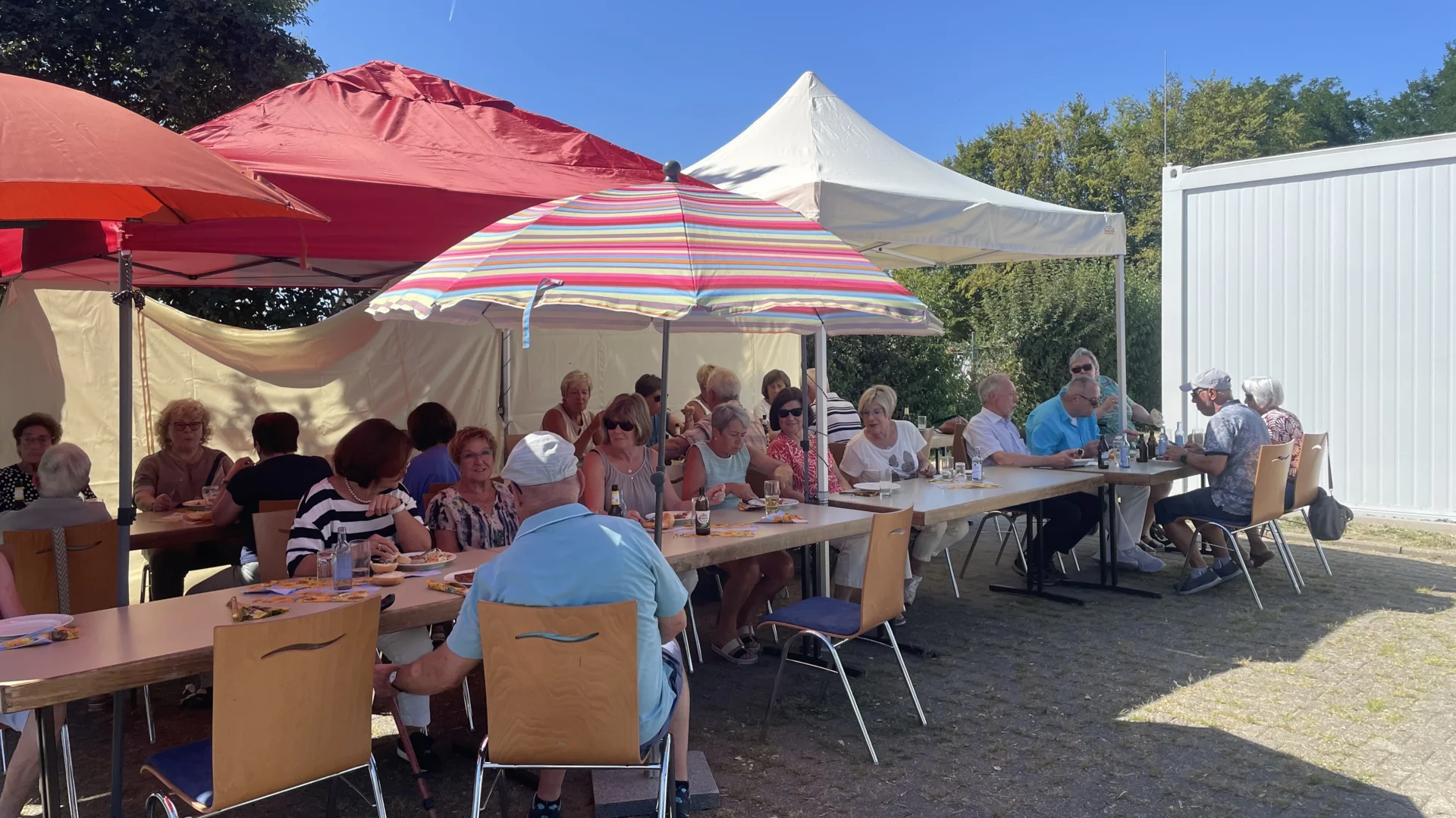 Grillnachmittag der Senioren am Foyer außen