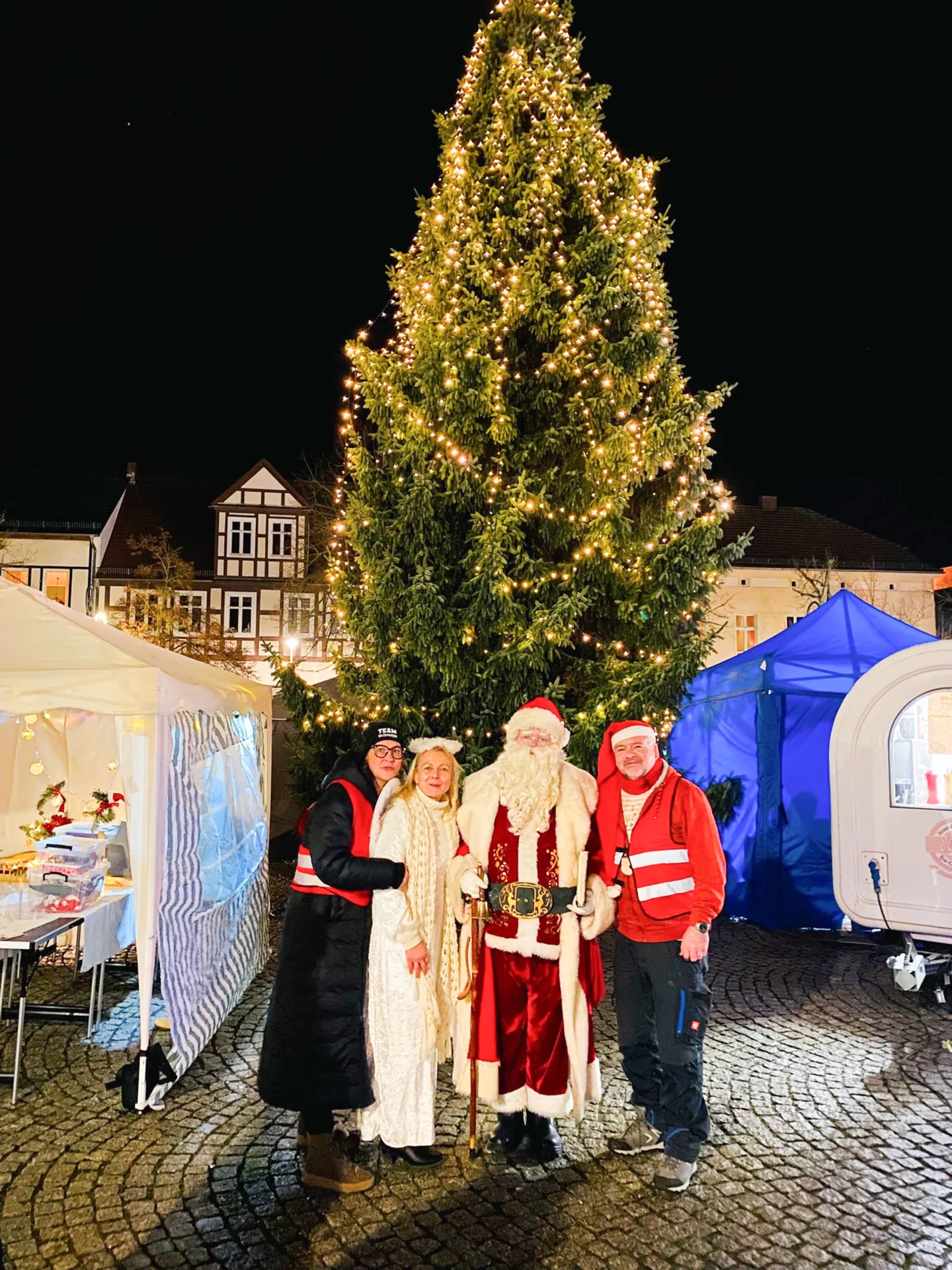 v.l.r Janine Dieneman, Weihnachtsengel :-), Weihnachtsmann :-), Axel Richter