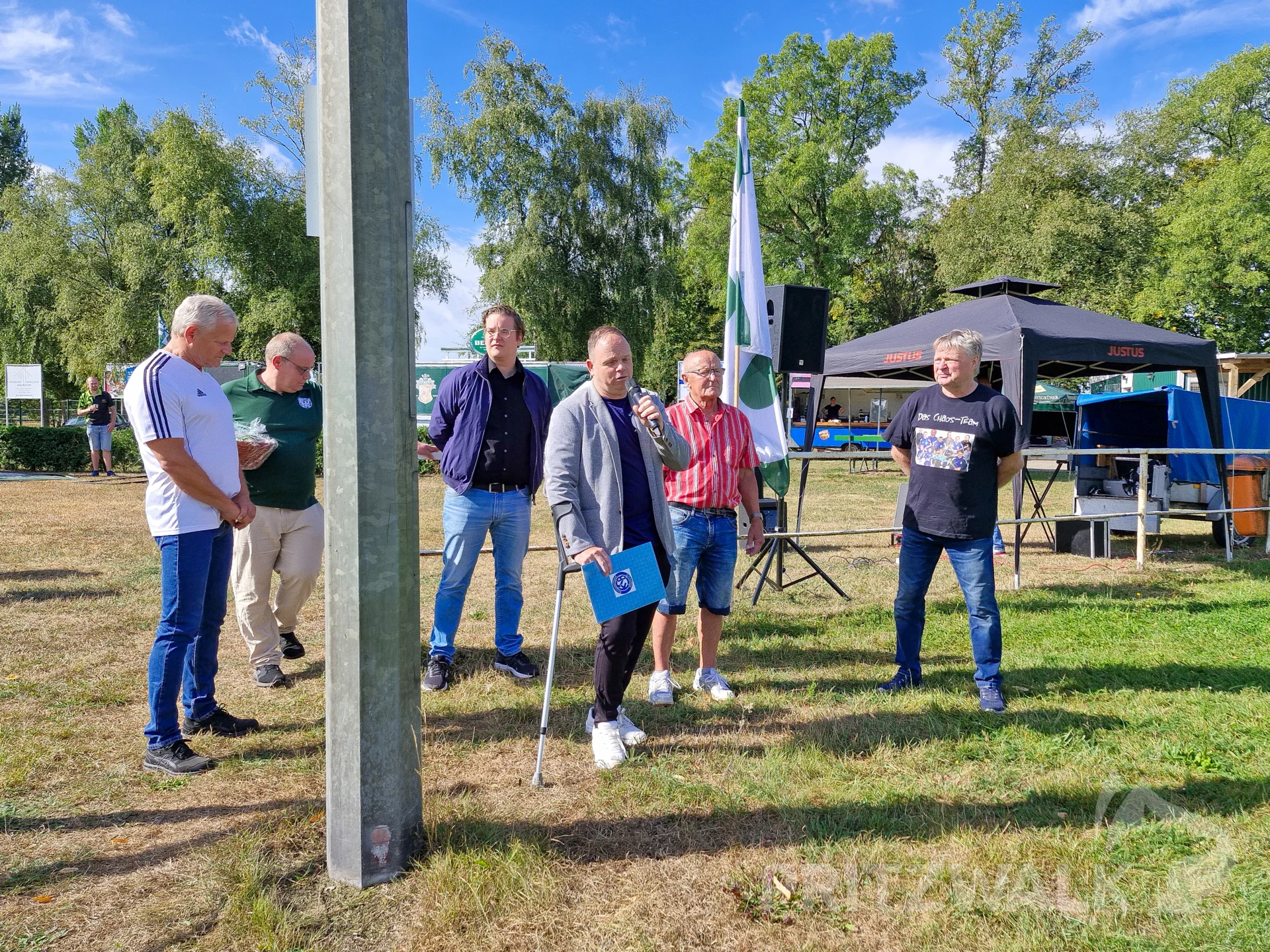 Gerd Hackert (2.v.r.) wurde für seine langjährige Treue ausgezeichnet. Foto: Stadt Pritzwalk