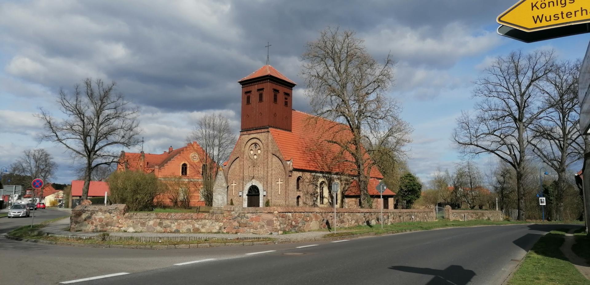 Die Dorfkirche in Bestensee - gedeckt mit gespendeten Biberschwanzziegeln. Foto: Dörthe Ziemer