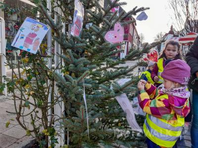 Mit viel Liebe haben die Teilnehmer des Weihnachtsbaumwettbewerbs ihre Bäume vor Weihnachten geschmückt, hier die Kinder der Gruppe von Frau Taube aus der Kita Kinderland. Foto: Franziska Liebing