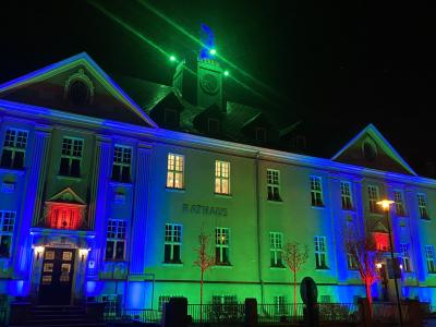 Unser Bild zeigt das beleuchtete Rathaus in der Adventszeit.