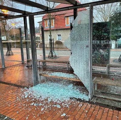 Vandalismus am Busbahnhof (Bild vergrößern)