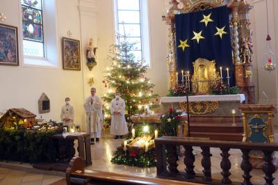 Foto zur Meldung: Pfarreiengemeinschaft Moosbach-Prackenbach-Krailing  Christtag und das Fest der Heiligen Familie das zugleich auch das Fest des Erzmärtyrers des Hl. Stephanus ist, gefeiert