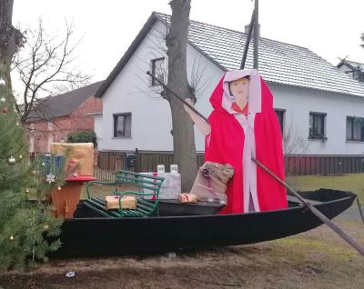 Eine Kahnfährfrau mit Weihnachtsmannmantel in Byhleguhre: Selbst ist das Dorf! Foto: Dörthe Ziemer (Bild vergrößern)