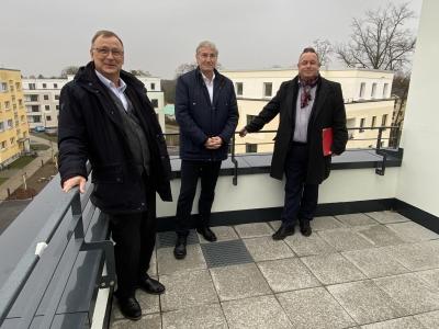 Unser Bild zeigt Dirk Albrecht, Bürgermeister Heiko Müller und Ralf Haase (v.r.)