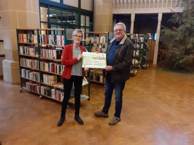 Symbolische Spendencheckübergabe der aruna GmbH an die Stadtbibliothek