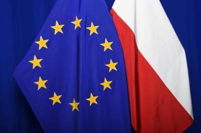 Die europäische und polnische Flagge
