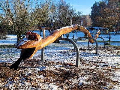 Kinder-Wipp-Schlange mit dem Namen Nessie auf dem Spielplatz in Raben Quelle: Amt Niemegk