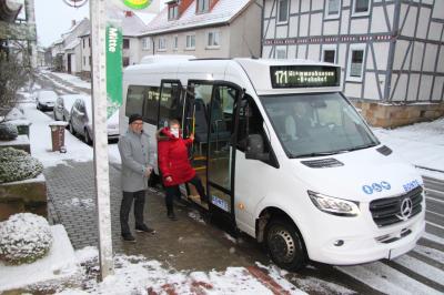 Ortsbeiratsmitglied Elke Siebert und Bürgermeister Lars Obermann bei der „Begutachtung“ des neuen Kleinbusses der Linie 171 an der Haltestelle „Mariendorf-Mitte“.