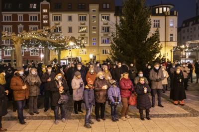 300 Wittenberger und Prignitzer versammelten sich am frühen Abend vor dem Kultur- und Festspielhaus um Inne zu halten I Foto: Jens Wegner
