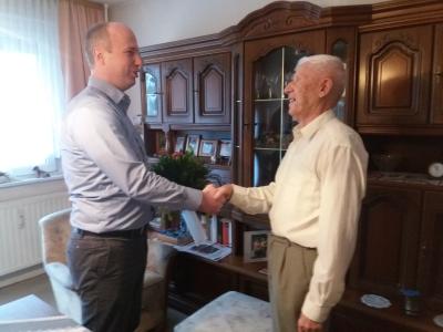 Foto zur Meldung: Bürgermeister Mirko Buhr gratulierte Ehrenbürger Werner Blaschke zum 90. Geburtstag
