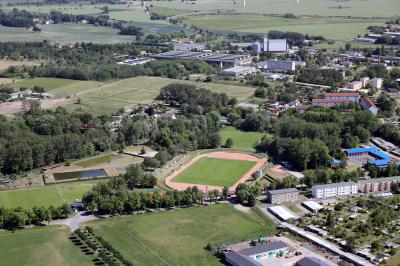 Auf dem Luftbild lässt sich gut erkennen, wo die Nord-Ost-Spange verlaufen soll: von der Freyensteiner Chaussee (oberer Bildbereich) zum Hainholz-Stadion. Foto: Lars Schladitz