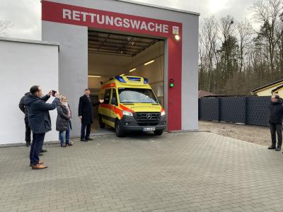 Foto: Eröffnung der Rettungswache Klettwitz mit kurzer Führung durch das Gebäude (Foto: Nora Bielitz)