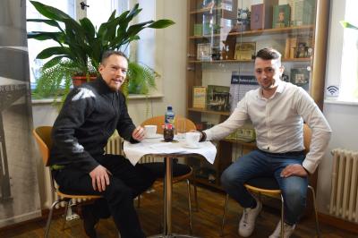 Museumsleiter Marcel Steller (I) und Mitarbeiter Christian von Hagen im neuen Museumscafé