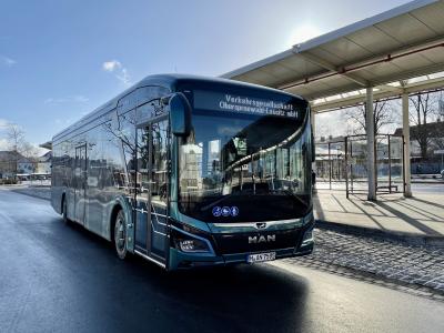 MAN Lion’s City 12 E (ein Elektrobus) wird vom 21. – 25.01.2022 testweise im Stadtverkehr Senftenberg eingesetzt. (Foto: VGOSL Schütze) (Bild vergrößern)