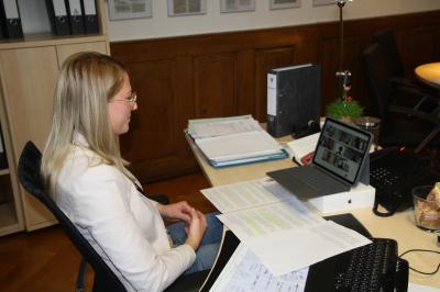Landrätin Nicole Rathgeber bei der virtuellen Förderbescheidübergabe durch Hessens Digitalministerin Prof. Dr. Kristina Sinemus. (Bild vergrößern)