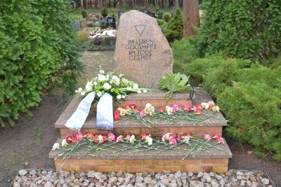 Bild Gedenkstein für die Opfer von Faschismus und Gewaltherrschaft auf dem städtischen Hauptfriedhof im Ortsteil Zerkwitz, Quelle: Stadt Lübbenau/Spreewald