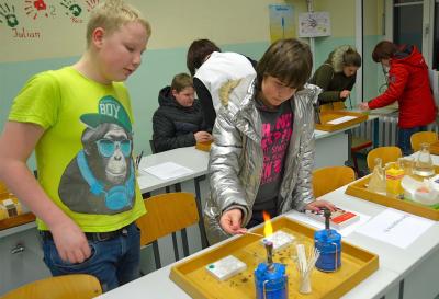 Mit Experimenten am Tag der offenen Tür stellen sich Schulen neuen Schülern vor. Foto: Andreas Staindl