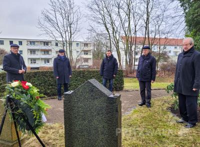Bürgermeister Dr. Ronald Thiel und mehrere Stadtverordnete gedenken an den jüdischen Grabsteinen auf dem städtischen Friedhof der Opfer des Holocaust. Foto: Beate Vogel
