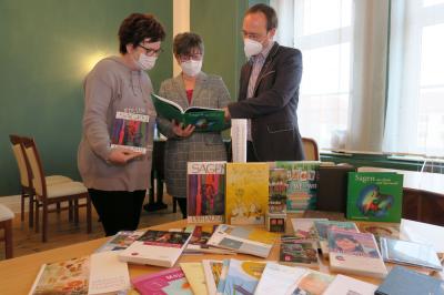 Foto zur Meldung: Stadtbibliothek freut sich über sorbisches Medienpaket
