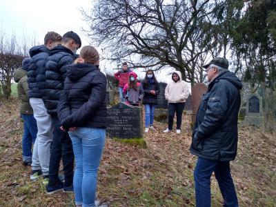 Foto zur Meldung: SchülerInnen gedenken der Opfer des Nationalsozialismus in Rheinböllen Dieter Diether macht Stadtbegehung mit 8b der Puricelli Realschule plus Rheinböllen