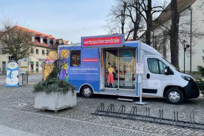 Bild Digimobil der Verbraucherzentrale Brandenburg auf dem Kirchplatz der Stadt Lübbenau/Spreewald (Bild vergrößern)