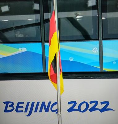Deutsche Flagge nach Doppelsieg der Skeleton-Piloten bei Olympia in Peking