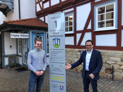 Der neue Fachbereichskoordinator Steffen Meywirth mit seinem Vorgänger und nun Bürgermeister Lars Obermann vor dem Rathaus-Eingang. (Bild vergrößern)