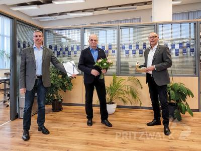 Bürgermeister Dr. Ronald Thiel (r.) und René Georgius von der IHK (l.) gratulieren Andreas Koch zu 20 Jahre Media@Vice GmbH. Foto: Beate Vogel