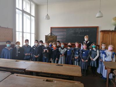 Foto zur Meldung: Die Klasse 4b besucht das Schulmuseum in Bremen