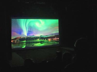 Tolle Polarlichtershow auf großer Leinwand (Bild vergrößern)
