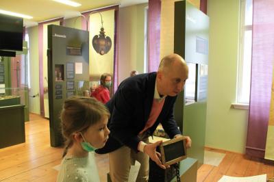 Dr.Christian Sobeck zeigt mit der kleinen Doro, wie die Altvorderen auf Schiefertafeln schrieben. (Bild vergrößern)