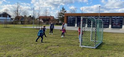 Neuer Platz für Fußballtore - Schulverein und Gemeinde freuen sich über regen Spielbetrieb (Bild vergrößern)
