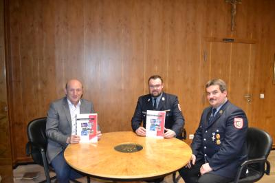 Foto zur Meldung: Kommandant Florian Kramhöller und Vorsitzender Christian Pitrich übergeben Jahresbericht im Rathaus