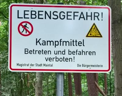 Hinweisschilder machen Waldbesucher*innen auf das Betretungsverbot aufmerksam und sind unbedingt zu beachten. Foto: Stadt Maintal