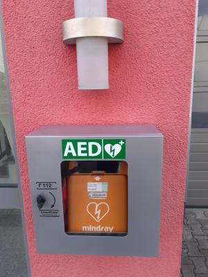 Defibrillator am Multifunktionshaus installiert