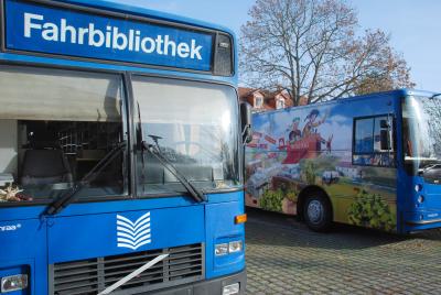 Foto Pressestelle Kreisverwaltung: Die Bücherbusse des Landkreises versorgen 145 Orte des Landkreises in dreiwöchigem Rhythmus nach einem festen Tourenplan mit Medien und Informationen zur Bildung und Freizeitgestaltung. (Bild vergr&ouml;&szlig;ern)