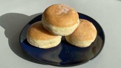 Drei Pfannkuchen auf einem Teller (Bild vergrößern)
