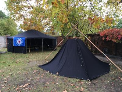 In diesen typischen Pfadfinder-Zelten wird übernachtet und Feuer gemacht! (Bild vergrößern)