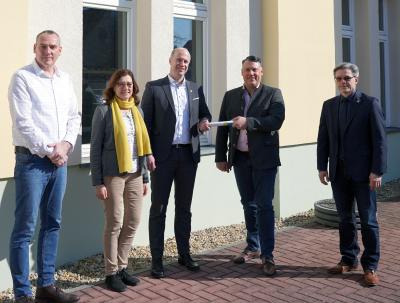 Foto zur Meldung: Staffelstab im Regionalen Wachstumskern Westlausitz offiziell an Schwarzheide übergeben