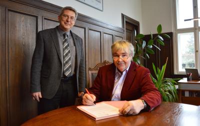 Bürgermeister Dr. Oliver Hermann und Stadtverordnetenvorsitzender Karsten Korup unterschreiben die LAGA-Bewerbungsunterlagen I Foto: Martin Ferch