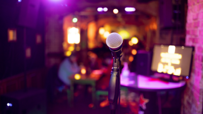 Mikrofon mit Bar Hintergrund (Bild vergrößern)