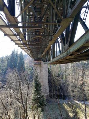 Rundwanderung Neusorg über die alte Eisenbahnbrücke oberhalb der Fichtelnaab (Bild vergrößern)